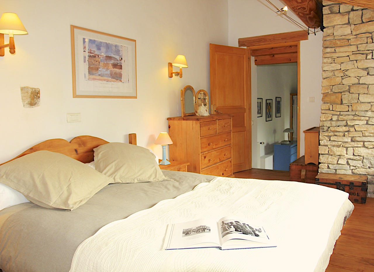 Pic: Provence Farmhouse Forcalquier master bedroom